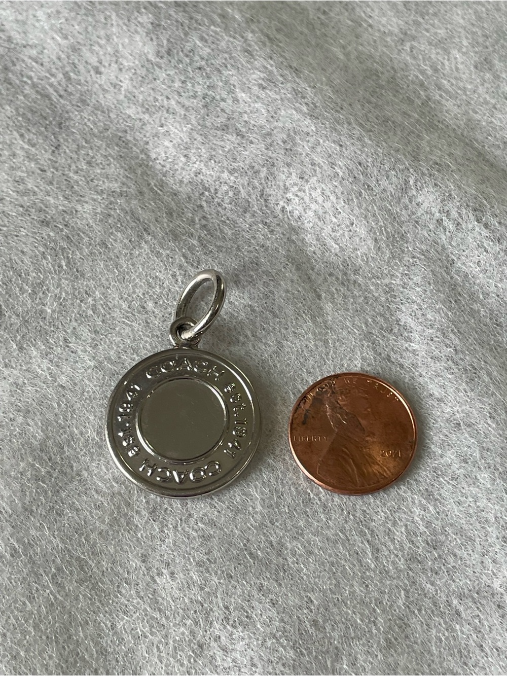 Coach 2009 EUC round metallic logo charm/hangtag No chain - Picture 5 of 5